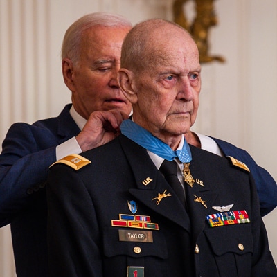 taylor-larry-medal-presentation-2509 President Biden presents Captain Larry L. Taylor with a Medal of Honor.