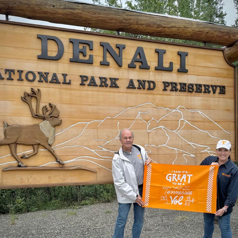 vantrease-jerry-and-jana-denali-national-park-800x800 Jerry Vantrease and Jana Vantrease hold an orange It's Great to Be a Tennessee Vol flag in front of the Denali National Park sign.