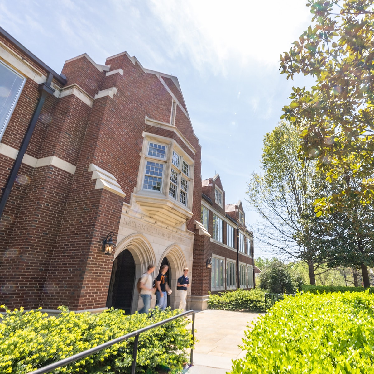 2025---Campus-Beauty---Haslam---Union---Library---Amphitheatre-9676 Building on the university of tennessee campus